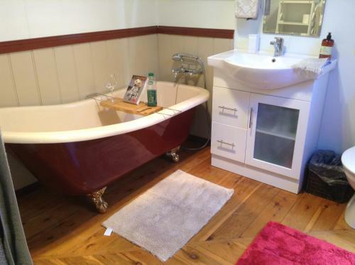 Must Love Dogs B&B & Self Contained Cottage