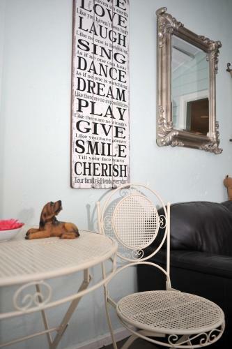 Must Love Dogs B&B & Self Contained Cottage
