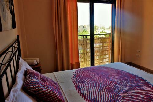 Apartment With Sea & Garden View
