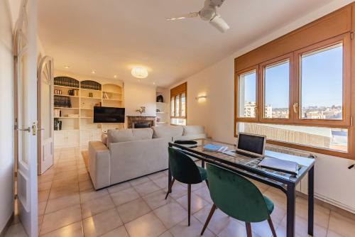 Bravissimo El Lle�, Bright 4-bedroom Apartment