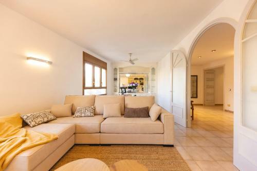 Bravissimo El Lle�, Bright 4-bedroom Apartment
