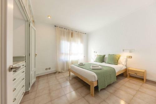 Bravissimo El Lle�, Bright 4-bedroom Apartment