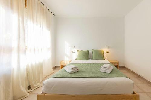 Bravissimo El Lle�, Bright 4-bedroom Apartment