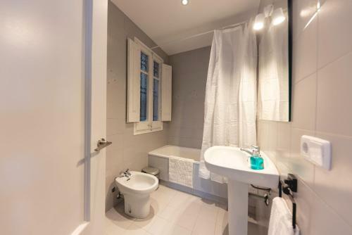 Bravissimo El Lle�, Bright 4-bedroom Apartment