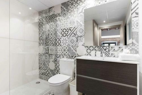 Revitalized Downtown Apartment In Historical Building