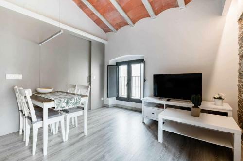 Revitalized Downtown Apartment In Historical Building
