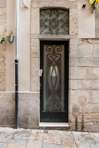 Revitalized Downtown Apartment In Historical Building