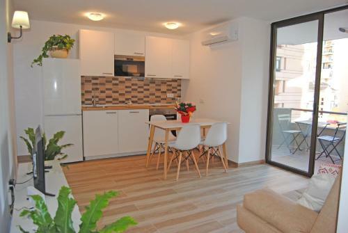 Recently Refurbished Apartment With Sea Views.