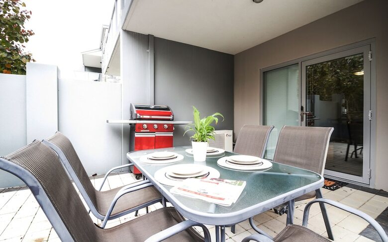 Aparthotel Airport Apartments By Aurum