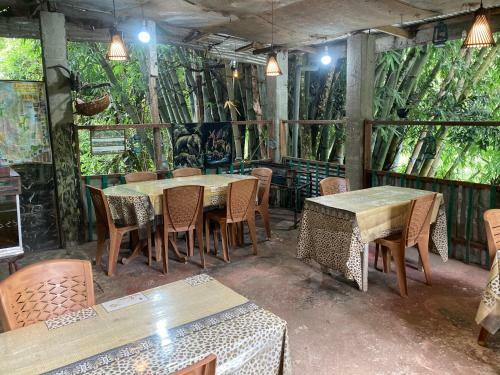 Hostal Rock Side River View