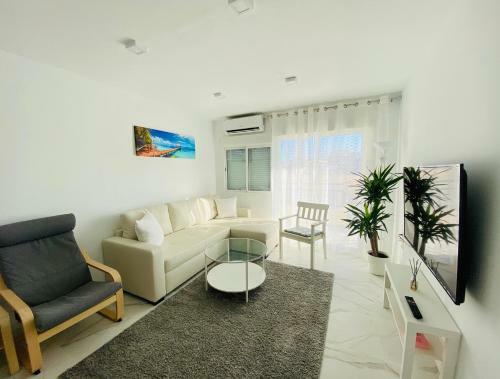 Fresh And Modern Delux Apartment In 1 Min From The Beach!
