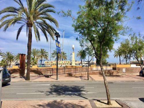 Fresh And Modern Delux Apartment In 1 Min From The Beach!