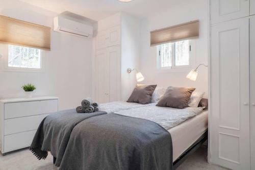 049 - Modern & Spacious Holiday Villa With Private Pool