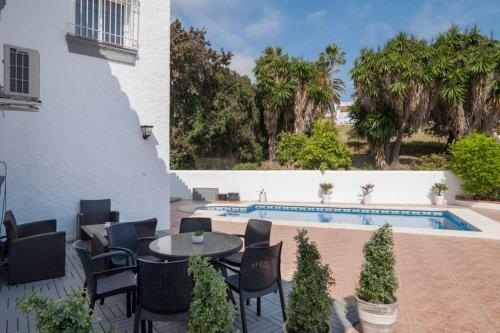 049 - Modern & Spacious Holiday Villa With Private Pool