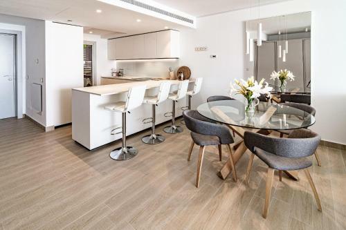 Hig- Modern Apartment Stunning Views, Next To Beach