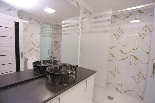 Luxury 2 Bedrooms Apartment Walking Distance From Gur-emir