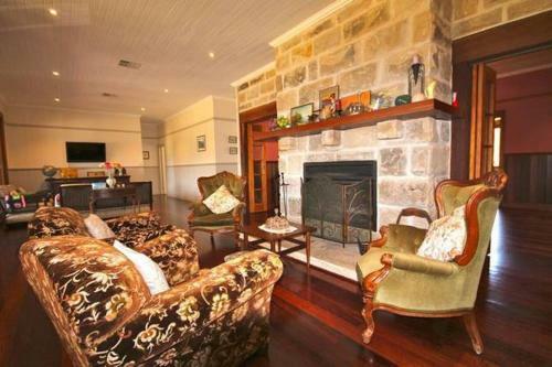 Lodge Hanging Tree Wines