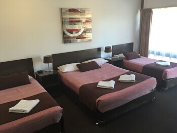 Ploughmans Motor Inn