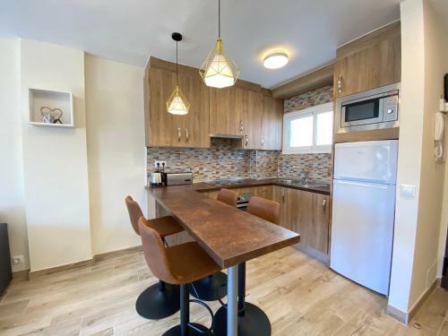 Modern 1 Bedroom Seaside Apartment With Pool