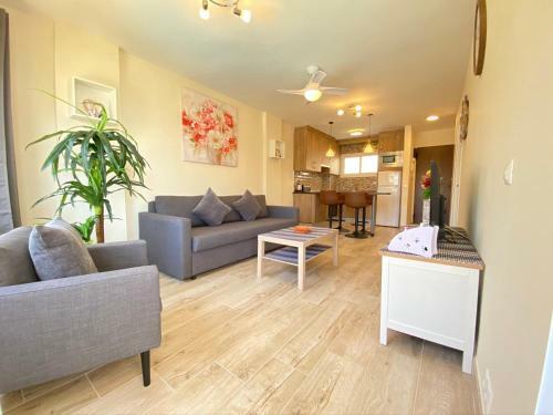 Modern 1 Bedroom Seaside Apartment With Pool