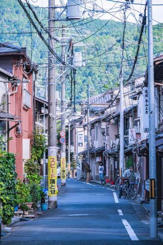 ? ?? Izumi Higashiyama