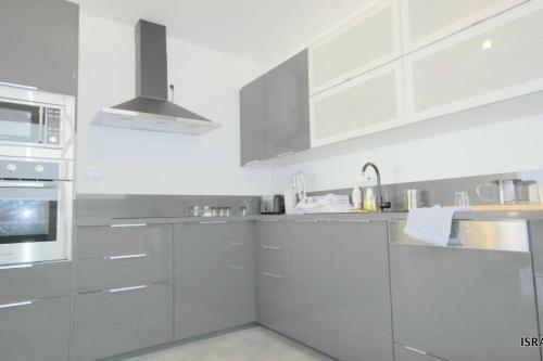 Apartamento Modern & Luxury Apt Steps To The Beach In Bat Yam