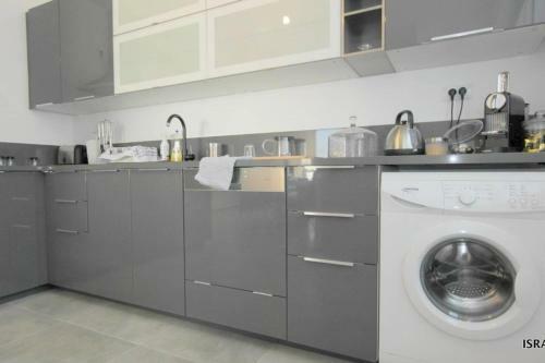 Apartamento Modern & Luxury Apt Steps To The Beach In Bat Yam