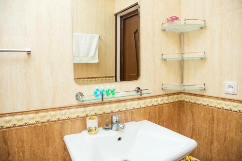 Cozy And Comfortable Apartment Near Bobur Park