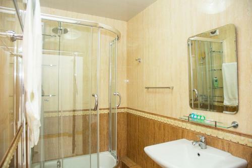 Cozy And Comfortable Apartment Near Bobur Park