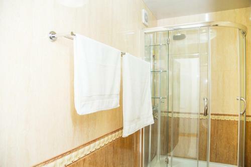 Cozy And Comfortable Apartment Near Bobur Park