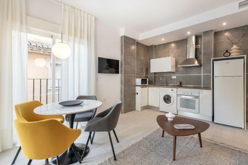 Central Stylish And Elegant 1 & 2 Br Apartments I