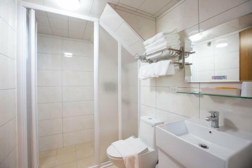 Hotel Golden City Emmy Bath Well 1