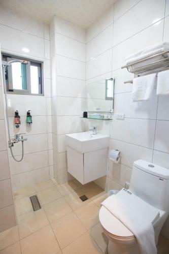 Hotel Golden City Emmy Bath Well 1