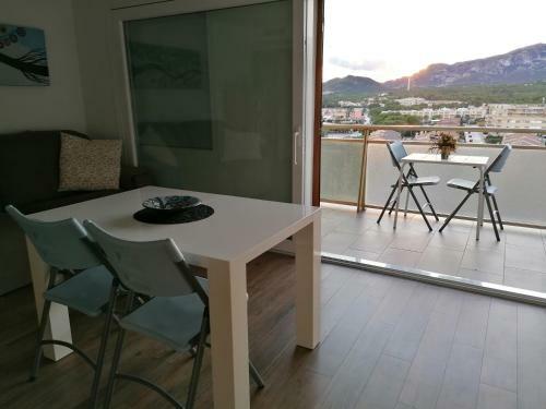 Apartamento Con Terraza, Vistas Playa Y Monta�a