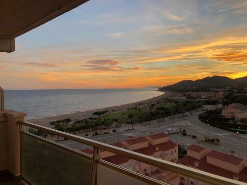 Apartamento Con Terraza, Vistas Playa Y Monta�a