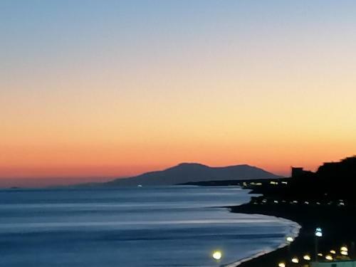 Apartamento Con Terraza, Vistas Playa Y Monta�a