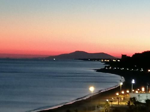 Apartamento Con Terraza, Vistas Playa Y Monta�a