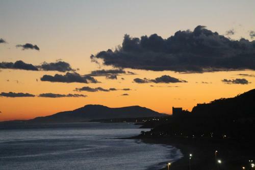 Apartamento Con Terraza, Vistas Playa Y Monta�a