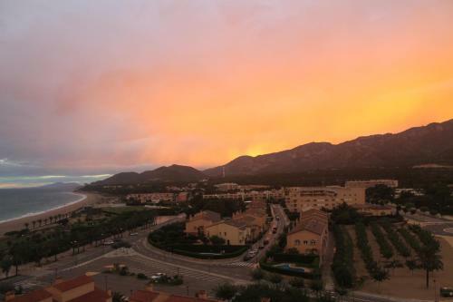 Apartamento Con Terraza, Vistas Playa Y Monta�a