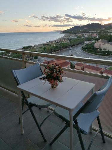 Apartamento Con Terraza, Vistas Playa Y Monta�a
