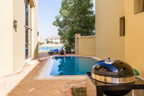 Chic 5br Villa With Private Pool On Palm Jumeirah