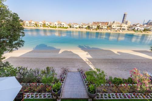 Chic 5br Villa With Private Pool On Palm Jumeirah