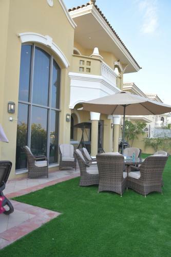 Chic 5br Villa With Private Pool On Palm Jumeirah
