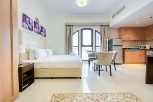 Studio Apartment In Lincoln Park A By Deluxe Holiday Homes