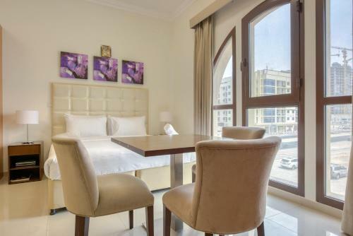 Studio Apartment In Lincoln Park A By Deluxe Holiday Homes