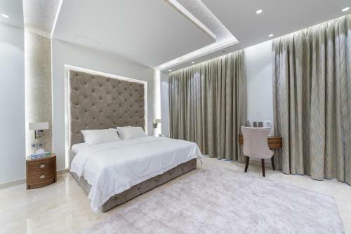 Exquisite Palm Villa With Private Beach, Palma Residences