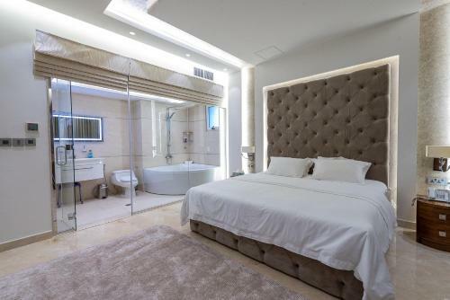 Exquisite Palm Villa With Private Beach, Palma Residences