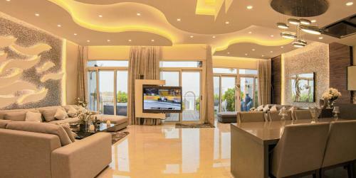 Exquisite Palm Villa With Private Beach, Palma Residences