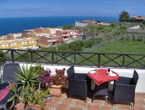 Apartment Mit Privatem Balkon Und Meerblick Im Rustikalen Stil