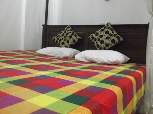 Hostal White Flower Gust Hose In Unawatuna